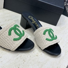 CHANEL 香奈儿2026春夏新款时尚粗跟沙滩女鞋 小香双C字母logo五金扣平底圆头拼色凉拖鞋 材 CHANEL 香奈儿2026春夏新款时尚粗跟沙滩女鞋 小香双C字母logo五金扣平底圆头拼色凉拖鞋 材