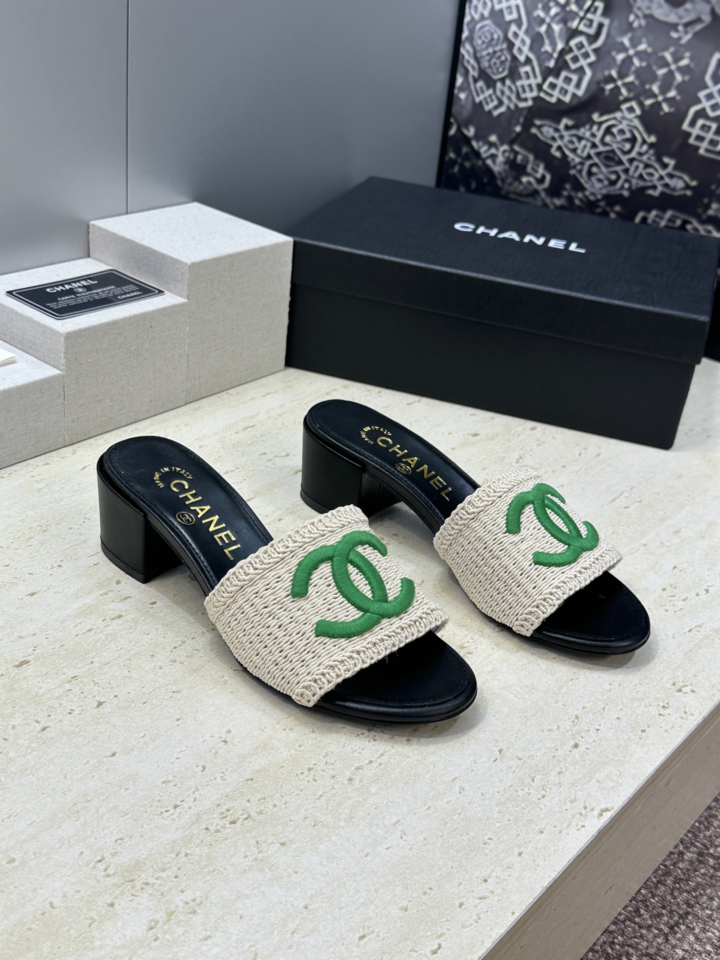 CHANEL 香奈儿2026春夏新款时尚粗跟沙滩女鞋  小香双C字母logo五金扣平底圆头拼色凉拖鞋 材