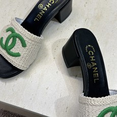 CHANEL 香奈儿2026春夏新款时尚粗跟沙滩女鞋 小香双C字母logo五金扣平底圆头拼色凉拖鞋 材 CHANEL 香奈儿2026春夏新款时尚粗跟沙滩女鞋 小香双C字母logo五金扣平底圆头拼色凉拖鞋 材