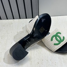 CHANEL 香奈儿2026春夏新款时尚粗跟沙滩女鞋 小香双C字母logo五金扣平底圆头拼色凉拖鞋 材 CHANEL 香奈儿2026春夏新款时尚粗跟沙滩女鞋 小香双C字母logo五金扣平底圆头拼色凉拖鞋 材