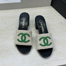 CHANEL 香奈儿2026春夏新款时尚粗跟沙滩女鞋 小香双C字母logo五金扣平底圆头拼色凉拖鞋 材 CHANEL 香奈儿2026春夏新款时尚粗跟沙滩女鞋 小香双C字母logo五金扣平底圆头拼色凉拖鞋 材