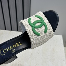 CHANEL 香奈儿2026春夏新款时尚粗跟沙滩女鞋 小香双C字母logo五金扣平底圆头拼色凉拖鞋 材 CHANEL 香奈儿2026春夏新款时尚粗跟沙滩女鞋 小香双C字母logo五金扣平底圆头拼色凉拖鞋 材