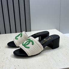 CHANEL 香奈儿2026春夏新款时尚粗跟沙滩女鞋 小香双C字母logo五金扣平底圆头拼色凉拖鞋 材 CHANEL 香奈儿2026春夏新款时尚粗跟沙滩女鞋 小香双C字母logo五金扣平底圆头拼色凉拖鞋 材
