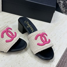 CHANEL 香奈儿2026春夏新款时尚粗跟沙滩女鞋 小香双C字母logo五金扣平底圆头拼色凉拖鞋 材 CHANEL 香奈儿2026春夏新款时尚粗跟沙滩女鞋 小香双C字母logo五金扣平底圆头拼色凉拖鞋 材