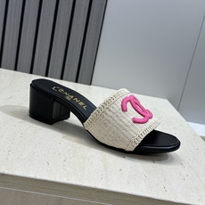 CHANEL 香奈儿2026春夏新款时尚粗跟沙滩女鞋 小香双C字母logo五金扣平底圆头拼色凉拖鞋 材 CHANEL 香奈儿2026春夏新款时尚粗跟沙滩女鞋 小香双C字母logo五金扣平底圆头拼色凉拖鞋 材