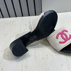CHANEL 香奈儿2026春夏新款时尚粗跟沙滩女鞋 小香双C字母logo五金扣平底圆头拼色凉拖鞋 材 CHANEL 香奈儿2026春夏新款时尚粗跟沙滩女鞋 小香双C字母logo五金扣平底圆头拼色凉拖鞋 材