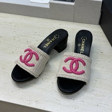 CHANEL 香奈儿2026春夏新款时尚粗跟沙滩女鞋 小香双C字母logo五金扣平底圆头拼色凉拖鞋 材 CHANEL 香奈儿2026春夏新款时尚粗跟沙滩女鞋 小香双C字母logo五金扣平底圆头拼色凉拖鞋 材