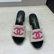 CHANEL 香奈儿2026春夏新款时尚粗跟沙滩女鞋 小香双C字母logo五金扣平底圆头拼色凉拖鞋 材 CHANEL 香奈儿2026春夏新款时尚粗跟沙滩女鞋 小香双C字母logo五金扣平底圆头拼色凉拖鞋 材