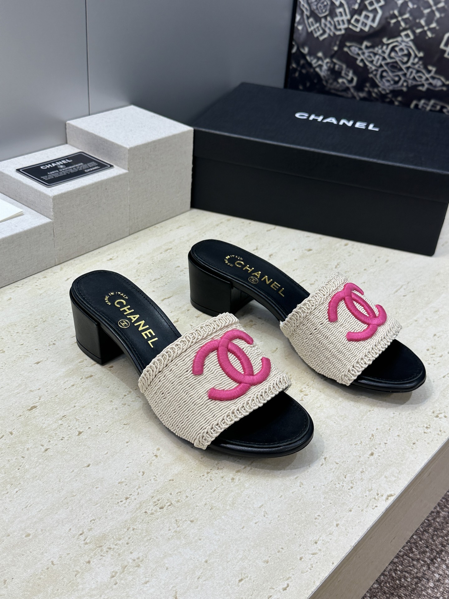 CHANEL 香奈儿2026春夏新款时尚粗跟沙滩女鞋  小香双C字母logo五金扣平底圆头拼色凉拖鞋 材