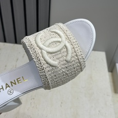 CHANEL 香奈儿2026春夏新款时尚粗跟沙滩女鞋 小香双C字母logo五金扣平底圆头拼色凉拖鞋 材 CHANEL 香奈儿2026春夏新款时尚粗跟沙滩女鞋 小香双C字母logo五金扣平底圆头拼色凉拖鞋 材