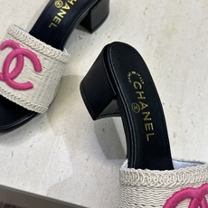 CHANEL 香奈儿2026春夏新款时尚粗跟沙滩女鞋 小香双C字母logo五金扣平底圆头拼色凉拖鞋 材 CHANEL 香奈儿2026春夏新款时尚粗跟沙滩女鞋 小香双C字母logo五金扣平底圆头拼色凉拖鞋 材