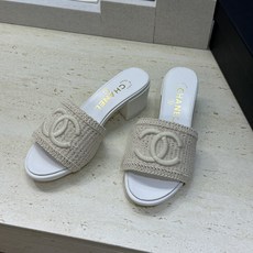 CHANEL 香奈儿2026春夏新款时尚粗跟沙滩女鞋 小香双C字母logo五金扣平底圆头拼色凉拖鞋 材 CHANEL 香奈儿2026春夏新款时尚粗跟沙滩女鞋 小香双C字母logo五金扣平底圆头拼色凉拖鞋 材