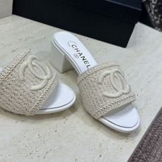 CHANEL 香奈儿2026春夏新款时尚粗跟沙滩女鞋 小香双C字母logo五金扣平底圆头拼色凉拖鞋 材 CHANEL 香奈儿2026春夏新款时尚粗跟沙滩女鞋 小香双C字母logo五金扣平底圆头拼色凉拖鞋 材