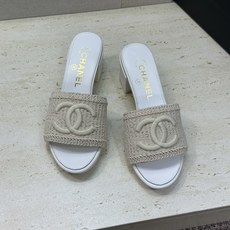 CHANEL 香奈儿2026春夏新款时尚粗跟沙滩女鞋 小香双C字母logo五金扣平底圆头拼色凉拖鞋 材 CHANEL 香奈儿2026春夏新款时尚粗跟沙滩女鞋 小香双C字母logo五金扣平底圆头拼色凉拖鞋 材