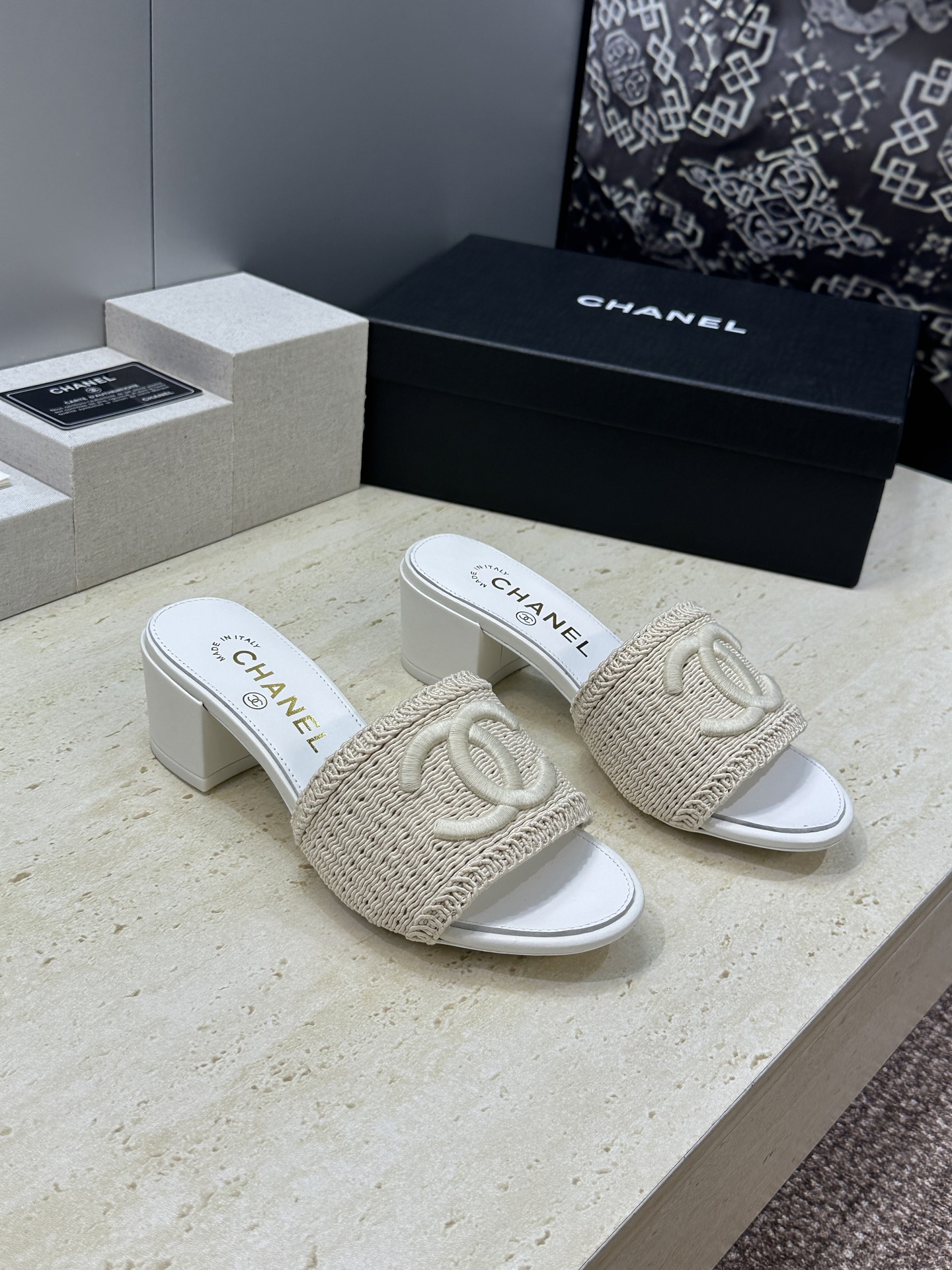 CHANEL 香奈儿2026春夏新款时尚粗跟沙滩女鞋  小香双C字母logo五金扣平底圆头拼色凉拖鞋 材