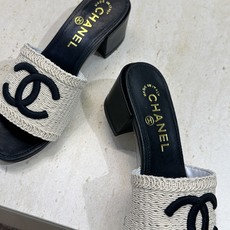 CHANEL 香奈儿2026春夏新款时尚粗跟沙滩女鞋 小香双C字母logo五金扣平底圆头拼色凉拖鞋 材 CHANEL 香奈儿2026春夏新款时尚粗跟沙滩女鞋 小香双C字母logo五金扣平底圆头拼色凉拖鞋 材