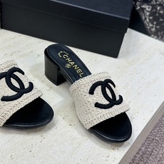 CHANEL 香奈儿2026春夏新款时尚粗跟沙滩女鞋 小香双C字母logo五金扣平底圆头拼色凉拖鞋 材 CHANEL 香奈儿2026春夏新款时尚粗跟沙滩女鞋 小香双C字母logo五金扣平底圆头拼色凉拖鞋 材