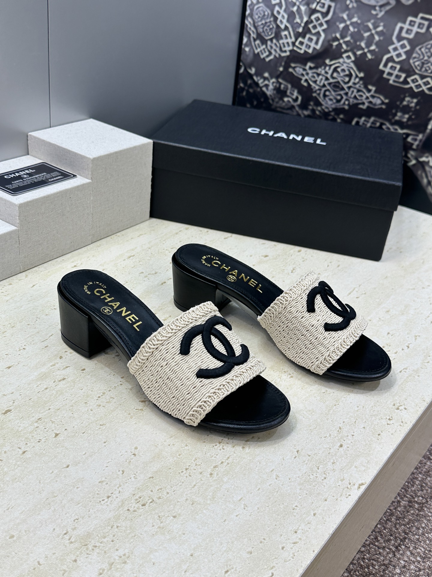 NO:817696,CHANEL Chanel 2026 spring and summer new fashion thick heel beach women's shoes Xiaoxiang double C letter logo hardware buckle flat round toe color matching sandals Material: upper imported environmentally friendly breathable woven technical fabric + water-dyed sheepskin lining + Italian genuine leather outsole Heel height: flat / 4.5CM size 35-41 (40.41 custom made, non-refundable), slippers, chanel, chanel, slippers, sheepskin, Leather  soles19860909CHANEL 香奈儿2026春夏新款时尚粗跟沙滩女鞋 小香双C字母logo五金扣平底圆头拼色凉拖鞋 材质:鞋面进口环保透气梭织科技面料+水染羊皮内里+意大利真皮大底 跟高:平底/4.5CM size35-41(40.41定做不退不换）,拖鞋,chanel,chanel,slippers,sheepskin,Leather soles,Women's Shoes