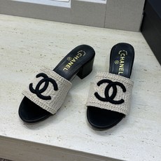 CHANEL 香奈儿2026春夏新款时尚粗跟沙滩女鞋 小香双C字母logo五金扣平底圆头拼色凉拖鞋 材 CHANEL 香奈儿2026春夏新款时尚粗跟沙滩女鞋 小香双C字母logo五金扣平底圆头拼色凉拖鞋 材