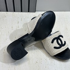 CHANEL 香奈儿2026春夏新款时尚粗跟沙滩女鞋 小香双C字母logo五金扣平底圆头拼色凉拖鞋 材 CHANEL 香奈儿2026春夏新款时尚粗跟沙滩女鞋 小香双C字母logo五金扣平底圆头拼色凉拖鞋 材