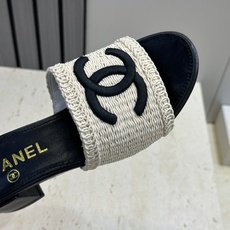 CHANEL 香奈儿2026春夏新款时尚粗跟沙滩女鞋 小香双C字母logo五金扣平底圆头拼色凉拖鞋 材 CHANEL 香奈儿2026春夏新款时尚粗跟沙滩女鞋 小香双C字母logo五金扣平底圆头拼色凉拖鞋 材