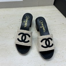 CHANEL 香奈儿2026春夏新款时尚粗跟沙滩女鞋 小香双C字母logo五金扣平底圆头拼色凉拖鞋 材 CHANEL 香奈儿2026春夏新款时尚粗跟沙滩女鞋 小香双C字母logo五金扣平底圆头拼色凉拖鞋 材