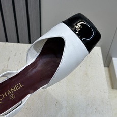CHANEL 香奈儿 2026春夏走秀新款时尚拼色女鞋 小香双C字母logo五金扣低跟方头后空凉鞋材质 CHANEL 香奈儿 2026春夏走秀新款时尚拼色女鞋 小香双C字母logo五金扣低跟方头后空凉鞋材质