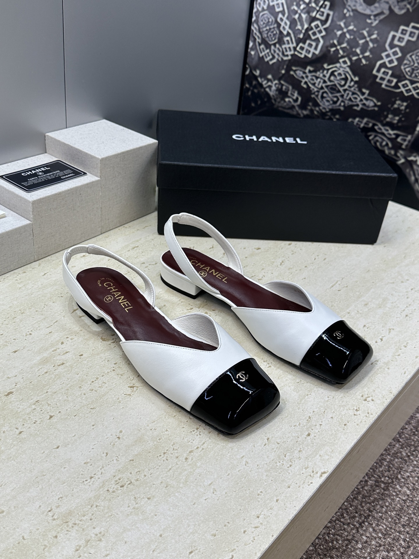 CHANEL 香奈儿 2026春夏走秀新款时尚拼色女鞋  小香双C字母logo五金扣低跟方头后空凉鞋材质