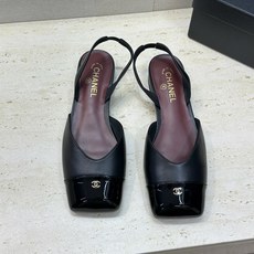 CHANEL 香奈儿 2026春夏走秀新款时尚拼色女鞋 小香双C字母logo五金扣低跟方头后空凉鞋材质 CHANEL 香奈儿 2026春夏走秀新款时尚拼色女鞋 小香双C字母logo五金扣低跟方头后空凉鞋材质