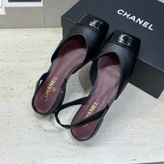 CHANEL 香奈儿 2026春夏走秀新款时尚拼色女鞋 小香双C字母logo五金扣低跟方头后空凉鞋材质 CHANEL 香奈儿 2026春夏走秀新款时尚拼色女鞋 小香双C字母logo五金扣低跟方头后空凉鞋材质