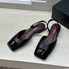 CHANEL 香奈儿 2026春夏走秀新款时尚拼色女鞋 小香双C字母logo五金扣低跟方头后空凉鞋材质 CHANEL 香奈儿 2026春夏走秀新款时尚拼色女鞋 小香双C字母logo五金扣低跟方头后空凉鞋材质