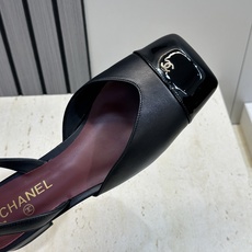 CHANEL 香奈儿 2026春夏走秀新款时尚拼色女鞋 小香双C字母logo五金扣低跟方头后空凉鞋材质 CHANEL 香奈儿 2026春夏走秀新款时尚拼色女鞋 小香双C字母logo五金扣低跟方头后空凉鞋材质