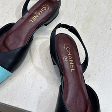 CHANEL 香奈儿 2026春夏走秀新款时尚拼色女鞋 小香双C字母logo五金扣低跟方头后空凉鞋材质 CHANEL 香奈儿 2026春夏走秀新款时尚拼色女鞋 小香双C字母logo五金扣低跟方头后空凉鞋材质