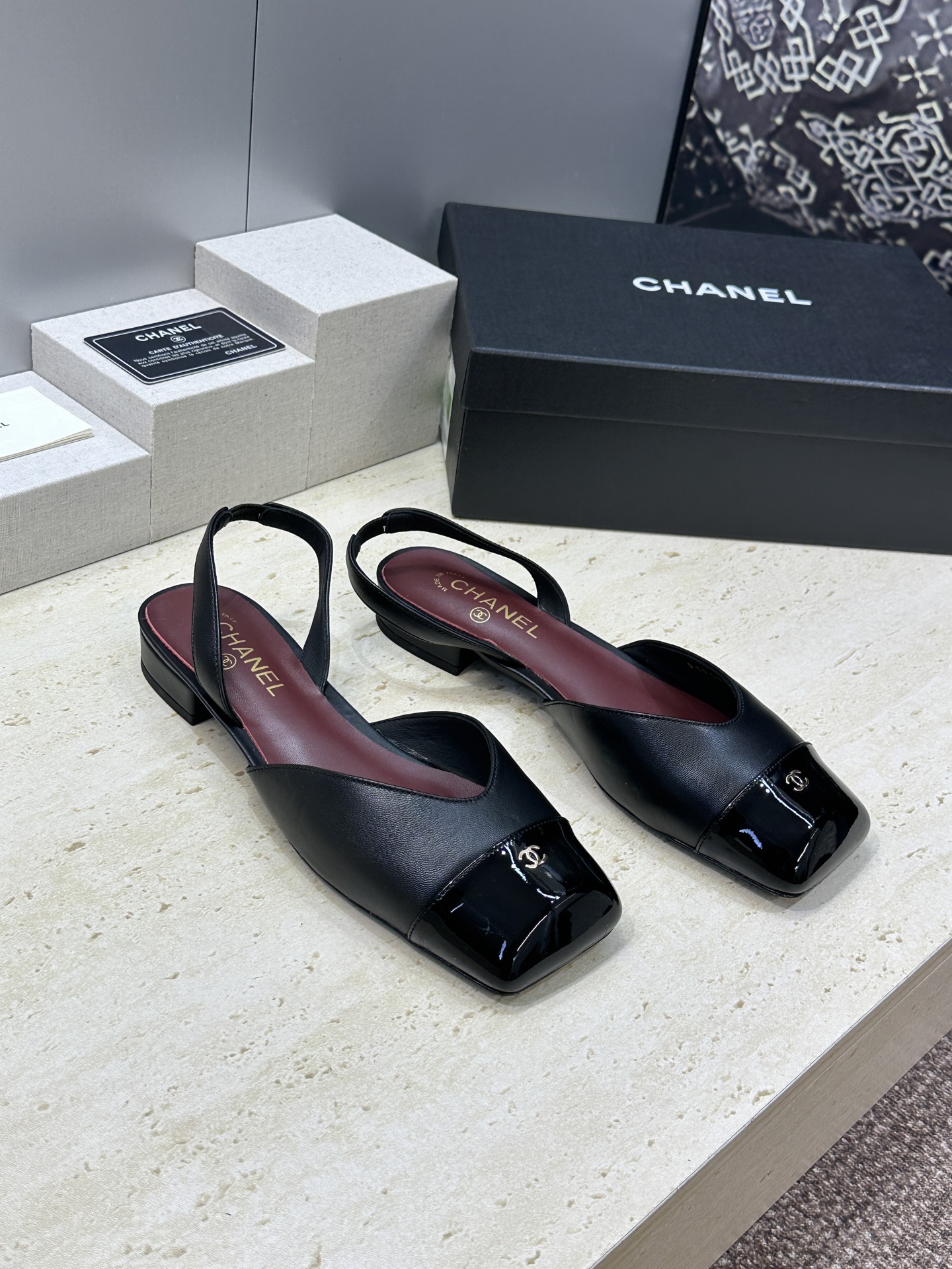 CHANEL 香奈儿 2026春夏走秀新款时尚拼色女鞋  小香双C字母logo五金扣低跟方头后空凉鞋材质