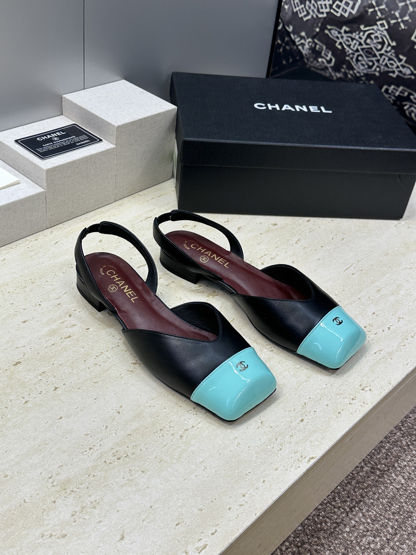 NO:817688,CHANEL Chanel 2026 spring and summer catwalk new fashion color matching women's shoes Xiaoxiang double C letter logo hardware buckle low heel square toe back sandals Material upper imported calf leather/imported cow patent leather + water-dyed sheepskin lining + Italian leather outsole Size35-41 (40.41 customization is not returnable), sandals, chanel, chanel, sandals, cowhide, sheepskin, Leather soles19860909CHANEL 香奈儿 2026春夏走秀新款时尚拼色女鞋 小香双C字母logo五金扣低跟方头后空凉鞋 材质鞋面进口小牛皮/进口牛漆皮+水染羊皮内里+意大利真皮大底 Size35-41(40.41定制不退换）,凉鞋,chanel,chanel,sandals,cowhide,sheepskin,Leather soles,Women's Shoes