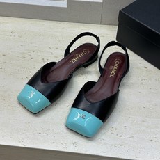 CHANEL 香奈儿 2026春夏走秀新款时尚拼色女鞋 小香双C字母logo五金扣低跟方头后空凉鞋材质 CHANEL 香奈儿 2026春夏走秀新款时尚拼色女鞋 小香双C字母logo五金扣低跟方头后空凉鞋材质
