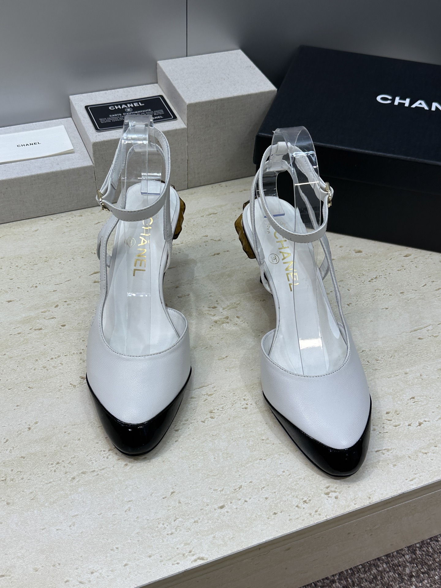 CHANEL 香奈儿 2026春夏走秀新款时尚拼色女鞋  小香双C字母logo五金扣高跟圆头后空凉鞋材质