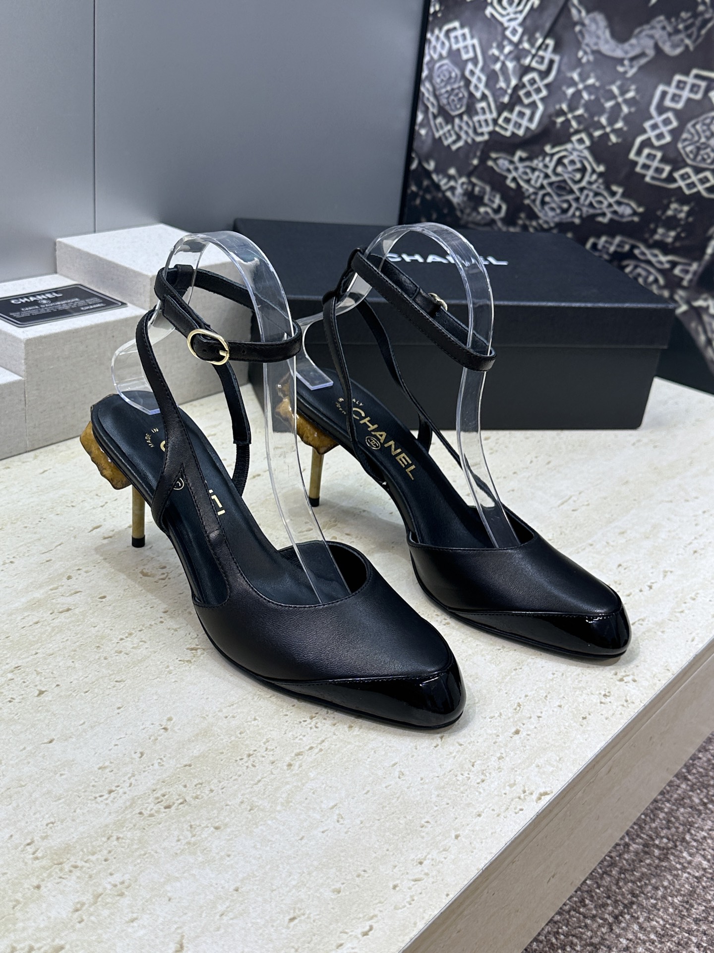 NO:817679,CHANEL Chanel 2026 spring and summer catwalk new fashion color matching women's shoes Xiaoxiang double C letter logo hardware buckle high heel round toe back sandals Material upper imported mixed sheepskin/imported cow patent leather + water-dyed sheepskin lining + Italian genuine leather outsole Heel height: 7CM Size35-41 (40.41 customized non-refundable), high-heeled sandals, chanel, chanel, sandals, high heels, sheepskin, Leather  soles19860909CHANEL 香奈儿 2026春夏走秀新款时尚拼色女鞋 小香双C字母logo五金扣高跟圆头后空凉鞋 材质鞋面进口混种羊皮/进口牛漆皮+水染羊皮内里+意大利真皮大底 跟高:7CM Size35-41(40.41定制不退换）,高跟鞋凉鞋,chanel,chanel,sandals,high heels,sheepskin,Leather soles,Women's Shoes