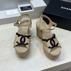 CHANEL 香奈儿2026春夏新款时尚坡跟拼色女鞋 小香双C字母logo厚底防水台圆头露趾后空凉拖鞋 CHANEL 香奈儿2026春夏新款时尚坡跟拼色女鞋 小香双C字母logo厚底防水台圆头露趾后空凉拖鞋