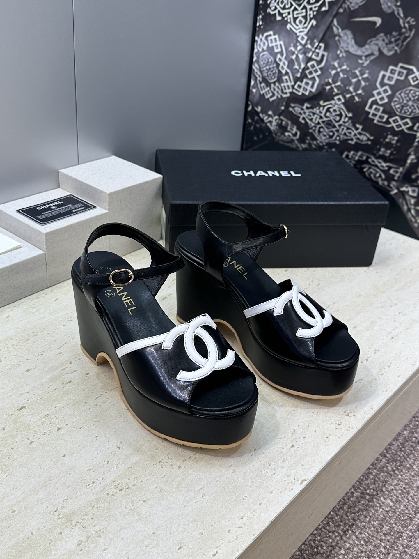 CHANEL 香奈儿2026春夏新款时尚坡跟拼色女鞋  小香双C字母logo厚底防水台圆头露趾后空凉拖鞋