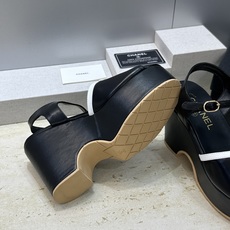CHANEL 香奈儿2026春夏新款时尚坡跟拼色女鞋 小香双C字母logo厚底防水台圆头露趾后空凉拖鞋 CHANEL 香奈儿2026春夏新款时尚坡跟拼色女鞋 小香双C字母logo厚底防水台圆头露趾后空凉拖鞋