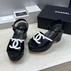 CHANEL 香奈儿2026春夏新款时尚坡跟拼色女鞋 小香双C字母logo厚底防水台圆头露趾后空凉拖鞋 CHANEL 香奈儿2026春夏新款时尚坡跟拼色女鞋 小香双C字母logo厚底防水台圆头露趾后空凉拖鞋