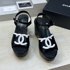 CHANEL 香奈儿2026春夏新款时尚坡跟拼色女鞋 小香双C字母logo厚底防水台圆头露趾后空凉拖鞋 CHANEL 香奈儿2026春夏新款时尚坡跟拼色女鞋 小香双C字母logo厚底防水台圆头露趾后空凉拖鞋