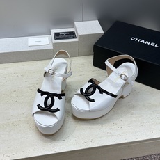 CHANEL 香奈儿2026春夏新款时尚坡跟拼色女鞋 小香双C字母logo厚底防水台圆头露趾后空凉拖鞋 CHANEL 香奈儿2026春夏新款时尚坡跟拼色女鞋 小香双C字母logo厚底防水台圆头露趾后空凉拖鞋