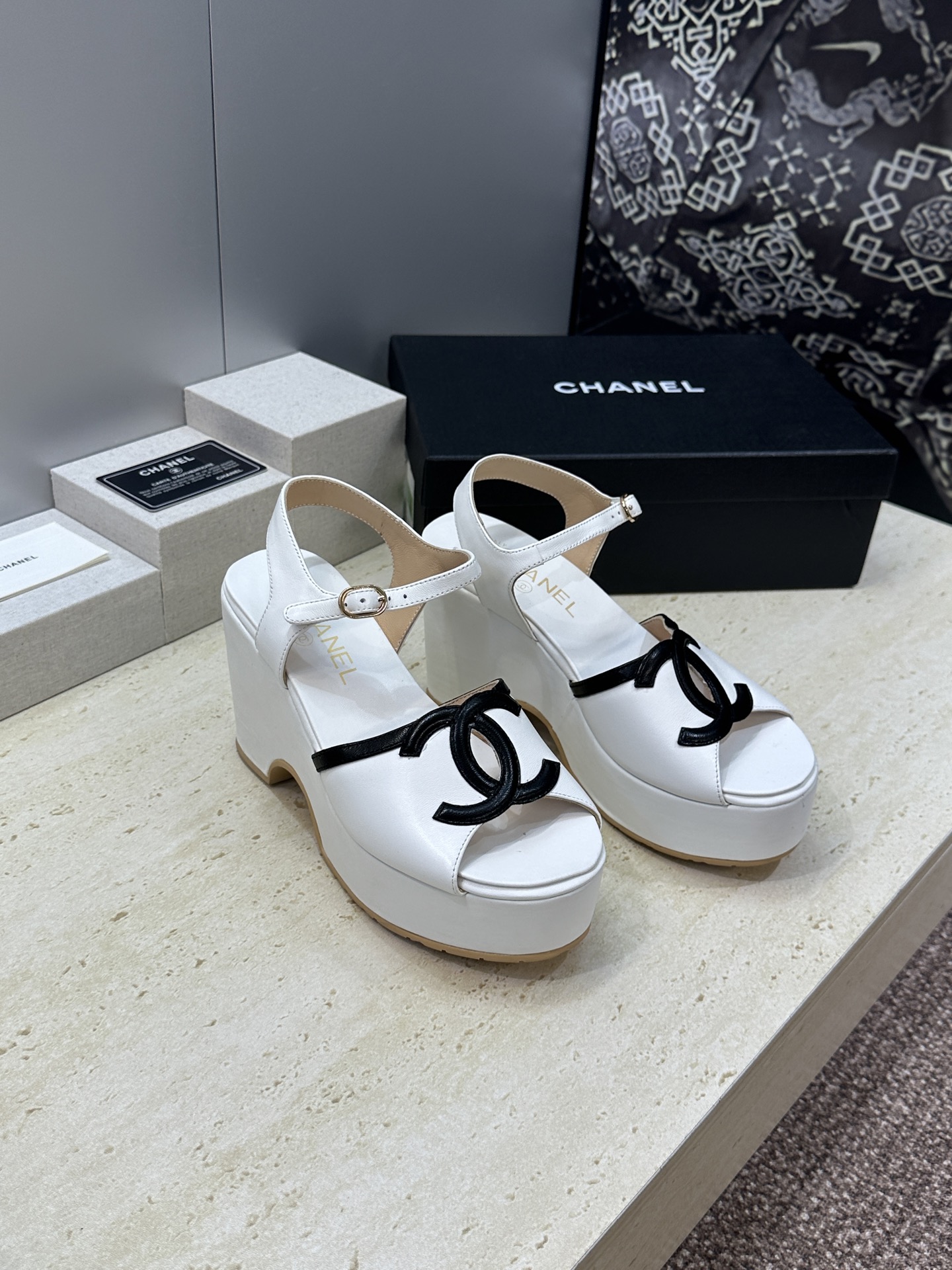 NO:817670,CHANEL Chanel 2026 spring and summer new fashion wedge heel color matching women's shoes Xiaoxiang double C letter logo thick-soled waterproof platform round toe open toe back sandals Material: imported calfskin upper + water-dyed sheepskin foot lining + original anti-combination outsole Heel height: 9.5CM Forefoot height: 3.5CM  size35-41 (40.41 customized, non-refundable and non-exchangeable), high heels and sandals, chanel, chanel, sandals, high heels, slippers, cowhide, sheepskin19860909CHANEL 香奈儿2026春夏新款时尚坡跟拼色女鞋 小香双C字母logo厚底防水台圆头露趾后空凉拖鞋 材质:鞋面进口小牛皮+水染羊皮垫脚内里+原版防组合大底 跟高:9.5CM 前掌高:3.5CM size35-41(40.41定做不退不换）,高跟鞋凉鞋,chanel,chanel,sandals,high heels,slippers,cowhide,sheepskin,Women's Shoes