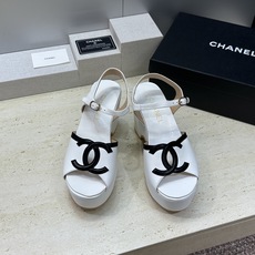 CHANEL 香奈儿2026春夏新款时尚坡跟拼色女鞋 小香双C字母logo厚底防水台圆头露趾后空凉拖鞋 CHANEL 香奈儿2026春夏新款时尚坡跟拼色女鞋 小香双C字母logo厚底防水台圆头露趾后空凉拖鞋