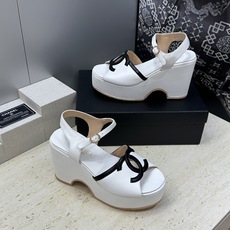 CHANEL 香奈儿2026春夏新款时尚坡跟拼色女鞋 小香双C字母logo厚底防水台圆头露趾后空凉拖鞋 CHANEL 香奈儿2026春夏新款时尚坡跟拼色女鞋 小香双C字母logo厚底防水台圆头露趾后空凉拖鞋