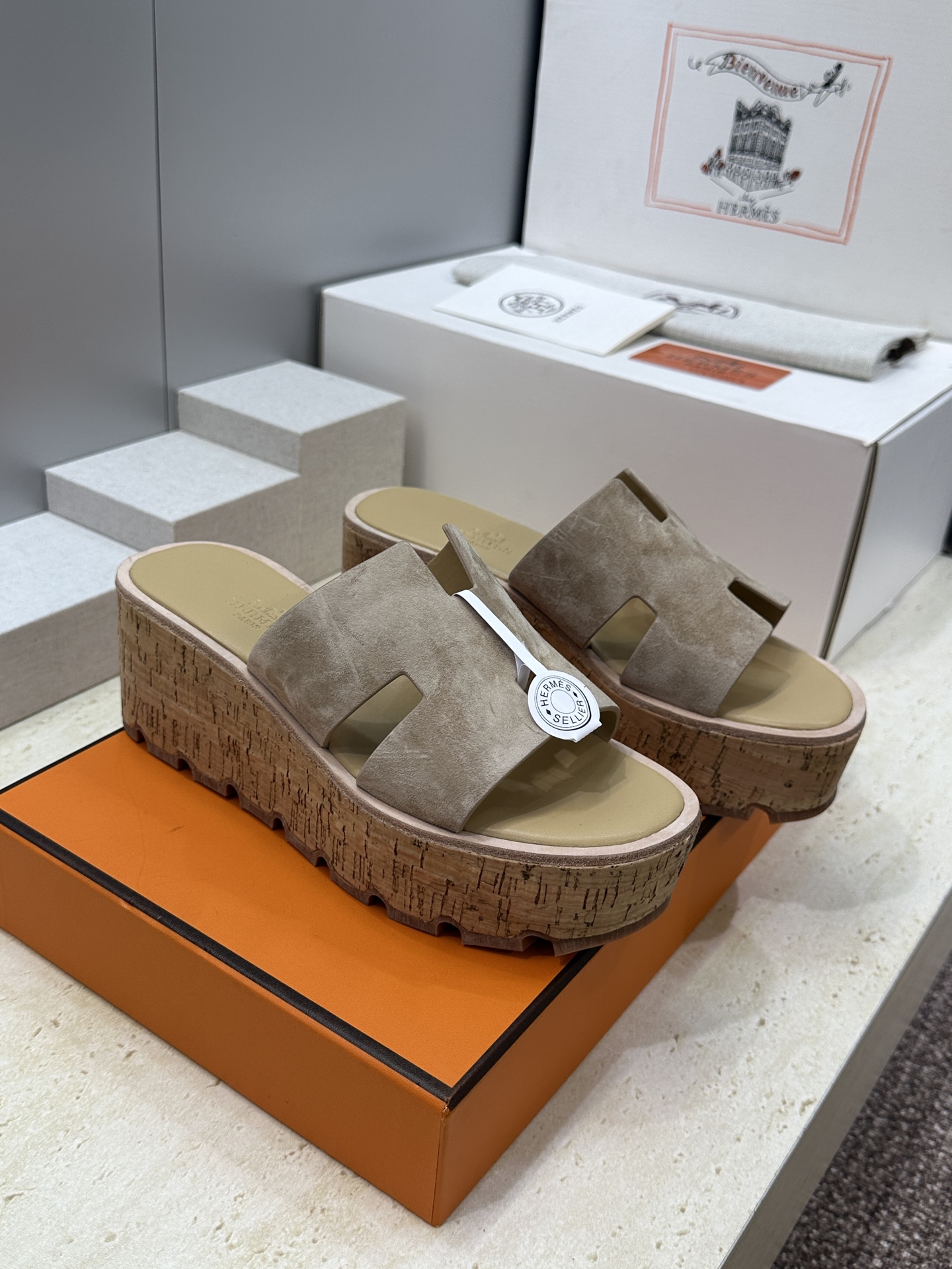 NO:817661,(With a complete set of airplane cases) Guanhuo top version Hermes spring and summer classic Eze thick-soled color-blocked wedge women's shoes H family logo 'H' shaped upper waterproof platform high-heeled sandals Material upper imported calfskin/imported sheepskin + water-dyed cowhide lining + original customized genuine leather welt wooden shield combination sole Heel height: 7CM / waterproof platform height 4CM  Size35-42 (40.41.42 customization is not returnable), slippers, hermes, hermes, slippers, cowhide, sheep19860909(配全套飞机盒) 莞货 顶级版 Hermes 爱马仕 春夏经典款 Eze 厚底拼色坡跟女鞋 H家字母logo“H”型鞋面防水台高跟凉拖鞋 材质鞋面进口小牛皮/进口羊猄皮+水染牛皮内里+原版定制真皮沿条木盾组合鞋底 跟高:7CM /防水台高4CM Size35-42(40.41.42定制不退换）,拖鞋,hermes,hermes,slippers,cowhide,sheep,Women's Shoes