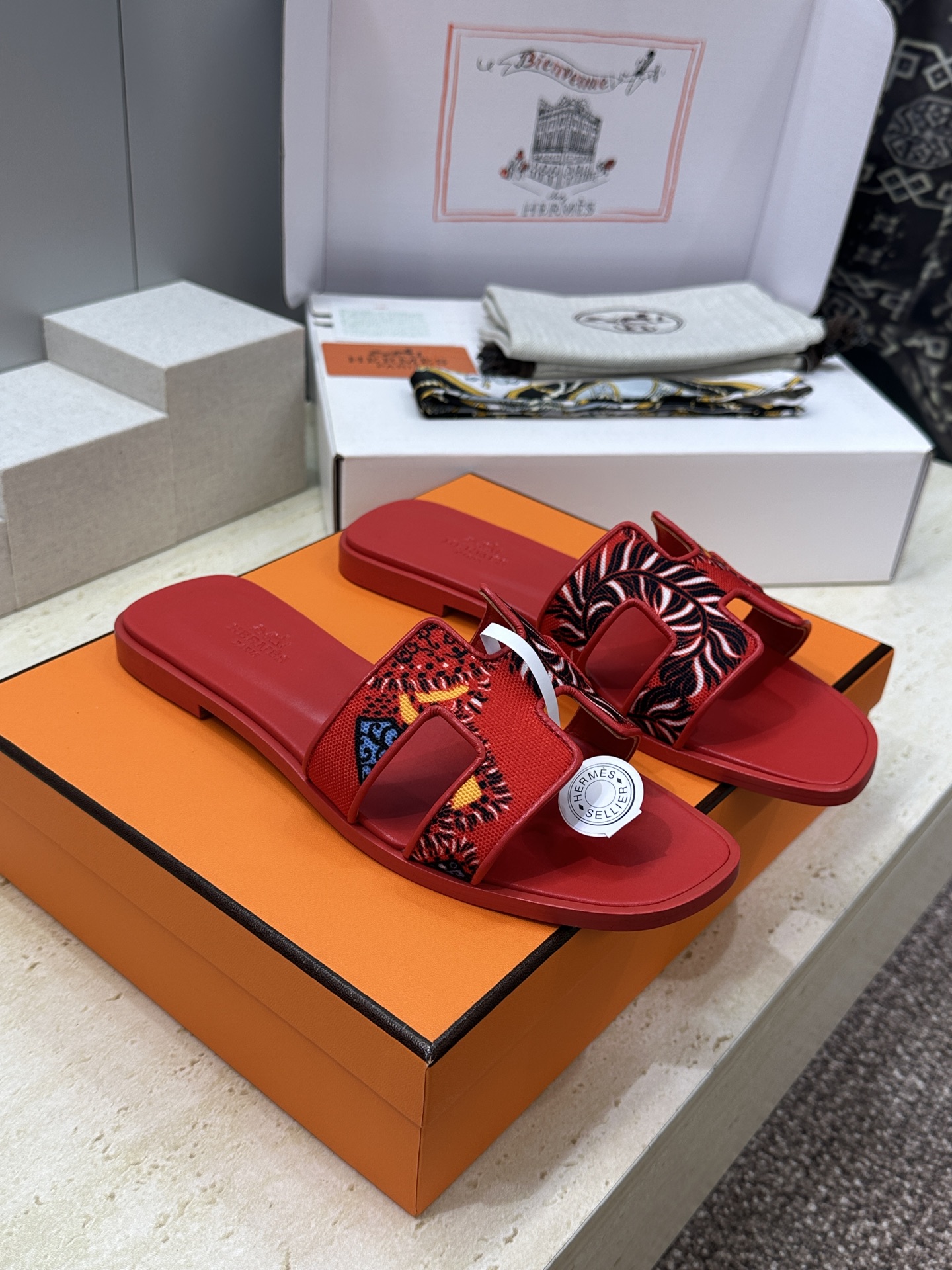 NO:817653,(With a complete set of airplane cases) Guan-made purchasing agent Hermes 2026 spring and summer new color classic Oran color-blocked flip-flops for women H family logo flat bottom round toe open toe jelly-colored sandals Material upper imported environmentally friendly breathable canvas + water-dyed cowhide lining + Italian genuine leather outsole Size:  34-43 (34.40.41.42.43 customization is not returnable), slippers, hermes, hermes, slippers, cowhide, Leather soles19860909（配全套飞机盒） 莞产 代购级 爱马仕 Hermes 2026春夏新色经典款 Oran 拼色工字拖女鞋 H家字母logo平底圆头露趾果冻色凉拖鞋 材质鞋面进口环保透气帆布+水染牛皮内里+意大利真皮大底 Size: 34-43（34.40.41.42.43定制不退换）,拖鞋,hermes,hermes,slippers,cowhide,Leather soles,Women's Shoes