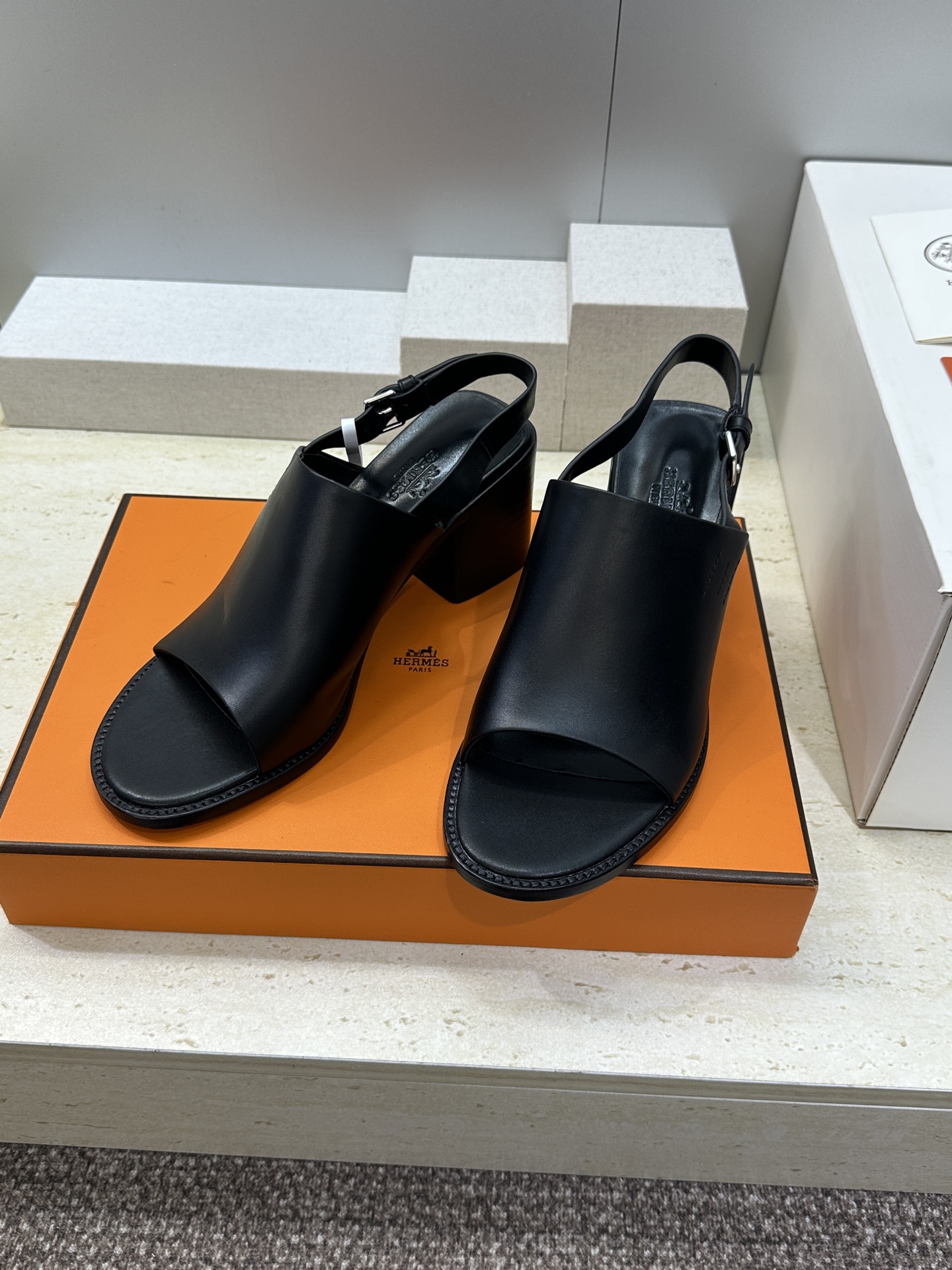 (配全套飞机盒)莞货 代购级 Hermes 爱马仕2026春夏新款高跟女鞋 H家字母logo五金扣粗跟圆